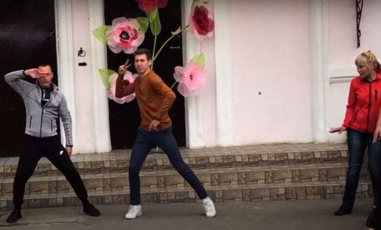 "Неймовірно!": учителя массово станцевали для школьников в Корабельном районе (Видео) | Корабелов.ИНФО