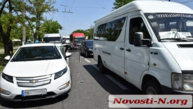 Маршрутка «отбила» двери «Шевроле» в Николаеве - на проспекте Богоявленском пробка | Корабелов.ИНФО