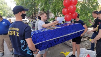 Николаевский «Нацкорпус» принес гроб и бутылку пива под офис «Партии Шария» | Корабелов.ИНФО image 1