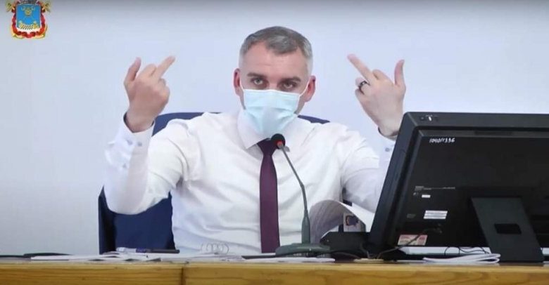 Мэр Сенкевич не найдя понимания с депутатами, показал им средние пальцы (видео) | Корабелов.ИНФО