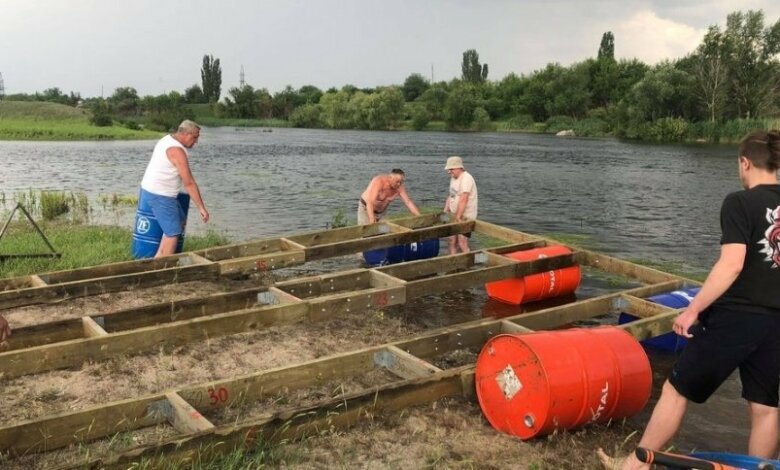 Трое николаевцев пустились в путешествие на самодельном плоту (видео) | Корабелов.ИНФО