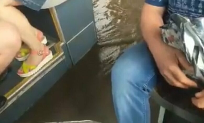 В Николаеве после дождя пассажиры ехали в автобусе по колено в воде (видео) | Корабелов.ИНФО