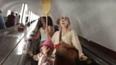 В метро Киева женщины с метлами призывали не верить в коронавирус (видео) | Корабелов.ИНФО