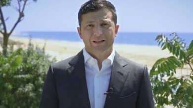 Зеленский на пляже записал поздравление с Днем Конституции (видео) | Корабелов.ИНФО