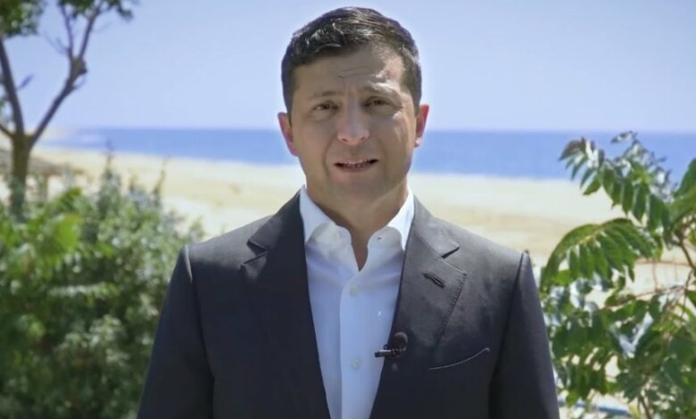 Зеленский на пляже записал поздравление с Днем Конституции (видео) | Корабелов.ИНФО