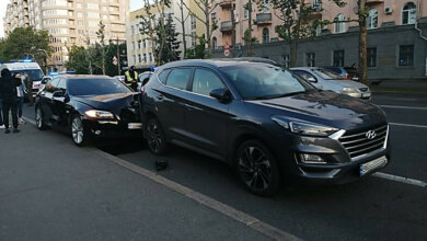 Пьяного водителя заменили на трезвого? В Николаеве BMW влетел в припаркованный Hyundai (видео) | Корабелов.ИНФО