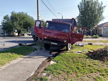 В Корабельном районе КамАЗ не пропустил "летящий" кроссовер –  водителей забрала «скорая» | Корабелов.ИНФО image 5