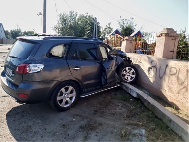 В Корабельном районе КамАЗ не пропустил "летящий" кроссовер –  водителей забрала «скорая» | Корабелов.ИНФО image 3