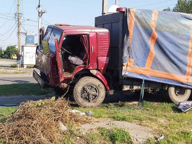 В Корабельном районе КамАЗ не пропустил "летящий" кроссовер –  водителей забрала «скорая» | Корабелов.ИНФО image 4