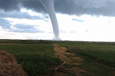 В Херсонской области во время непогоды пронеслись сразу два торнадо (видео) | Корабелов.ИНФО image 3