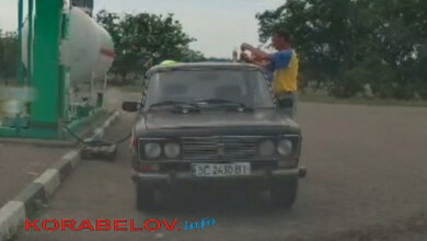 Водитель прямо на заправке выпил водки и сел за руль: как ездят в Николаеве. Видео | Корабелов.ИНФО image 2