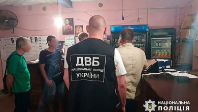 Николаевского патрульного задержали на $800 взятки за возвращение изъятого автомобиля | Корабелов.ИНФО
