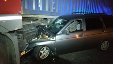 Ночью в Николаеве автомобиль такси врезался в зерновоз: двое пострадавших | Корабелов.ИНФО