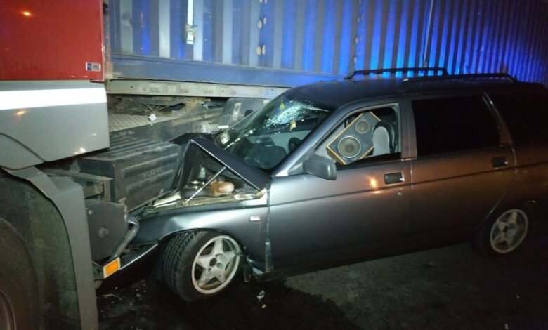 Ночью в Николаеве автомобиль такси врезался в зерновоз: двое пострадавших | Корабелов.ИНФО