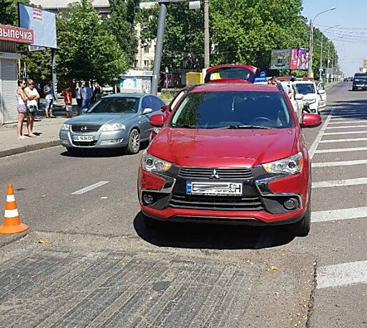 На проспекте Богоявленском из-за ямы на дороге столкнулись два автомобиля - пострадала пассажирка | Корабелов.ИНФО image 2