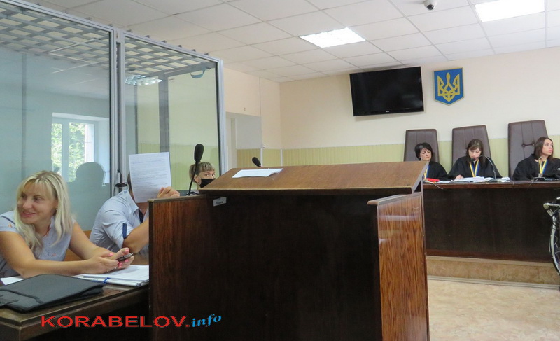 слева - адвокат Сидорчук; обвиняемый Ноздренко прячет лицо