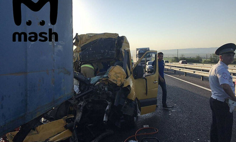 В Крыму микроавтобус с пассажирами врезался в грузовик – погибли девять человек | Корабелов.ИНФО