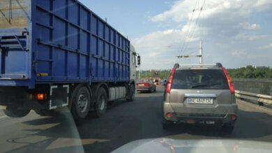 Дорожники ремонтируют Ингульский мост - образовался автомобильный затор | Корабелов.ИНФО