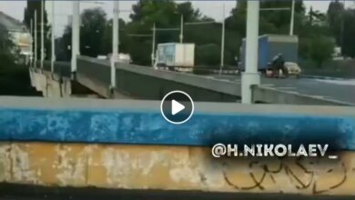 C поднятого моста соскочил мотоциклист с коляской: видео первых секунд ЧП в Николаеве | Корабелов.ИНФО
