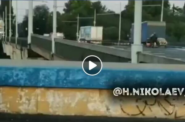 C поднятого моста соскочил мотоциклист с коляской: видео первых секунд ЧП в Николаеве | Корабелов.ИНФО