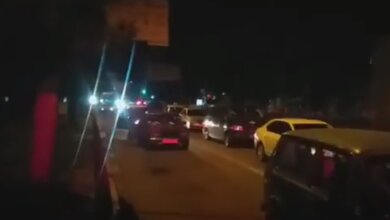 На 20 минут грузовой поезд перекрыл движение транспорта по проспекту Богоявленскому (видео) | Корабелов.ИНФО