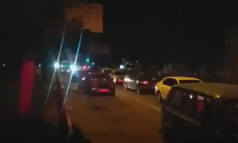 На 20 минут грузовой поезд перекрыл движение транспорта по проспекту Богоявленскому (видео) | Корабелов.ИНФО