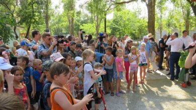 "Сытые и довольные": чиновники и депутаты открыли в Корабельном сквер, отремонтированный за 10 млн | Корабелов.ИНФО