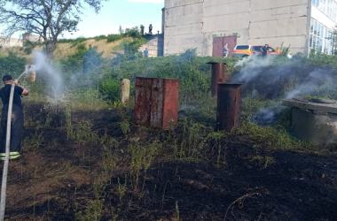 В Корабельном районе более трех часов тушили пожар, возникший из-за поезда | Корабелов.ИНФО image 1