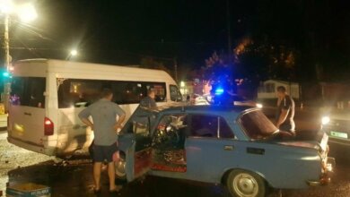 Ночью на проспекте Богоявленском столкнулись маршрутка и «Москвич» с помидорами | Корабелов.ИНФО image 1