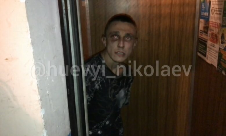 "Вызовите полицию!", - наркоман, которого не могли выгнать из лифта в Корабельном (видео 18+) | Корабелов.ИНФО