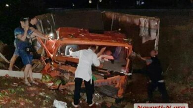 Под Николаевом слетела с дороги фура с арбузами: пассажира пришлось деблокировать спасателям | Корабелов.ИНФО image 1