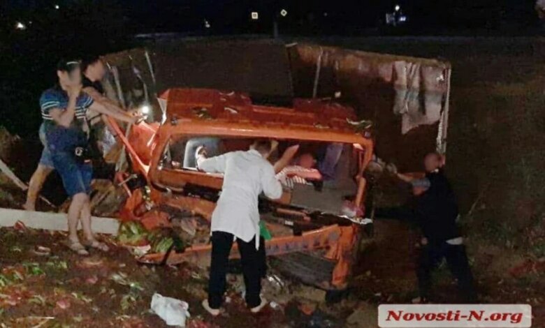 Под Николаевом слетела с дороги фура с арбузами: пассажира пришлось деблокировать спасателям | Корабелов.ИНФО image 1