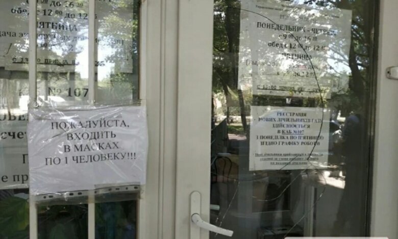 Посетитель выбил стекло в центре по поверке счетчиков «Николаевгаза» | Корабелов.ИНФО