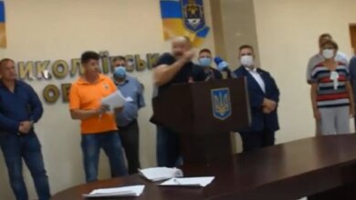 В Николаевском облсовете представителей ОПЗЖ забросали яйцами (Видео) | Корабелов.ИНФО image 2