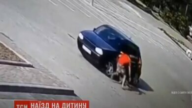 Во Львовской области автомобиль дважды наехал на ребенка. Видео 18+ | Корабелов.ИНФО