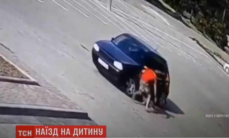 Во Львовской области автомобиль дважды наехал на ребенка. Видео 18+ | Корабелов.ИНФО