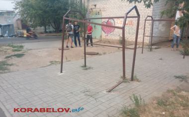 Пьяный водитель чуть не влетел в детей во дворе многоэтажки в Корабельном районе (ВИДЕО) | Корабелов.ИНФО image 2