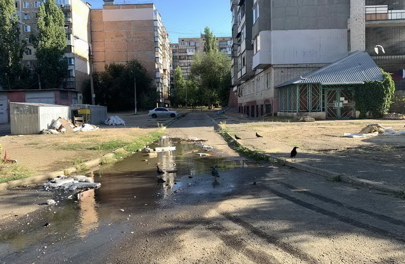 течет канализация по улицам Корабельного района