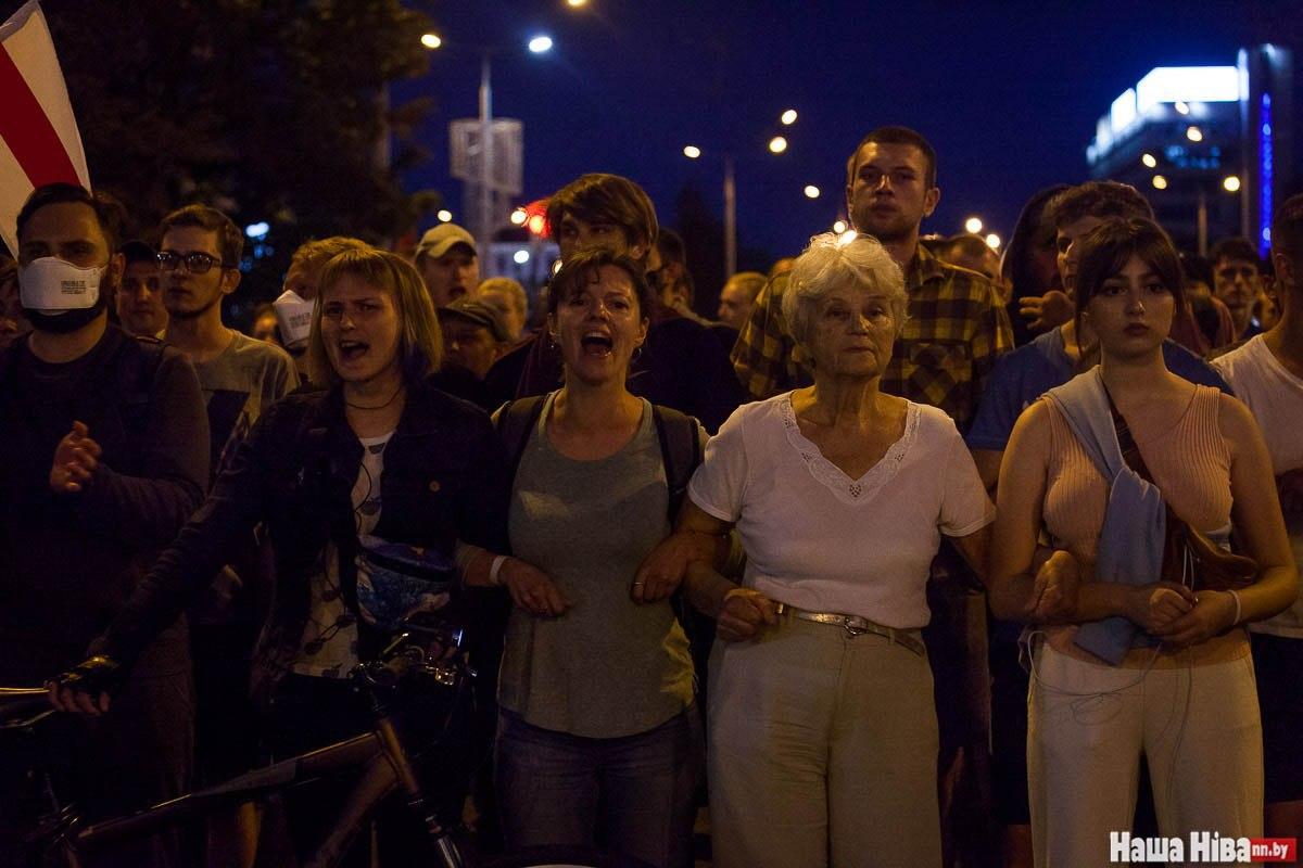 Баррикады и столкновения. Вторая ночь протестов в Беларуси (ФОТО, ВИДЕО) | Корабелов.ИНФО image 2