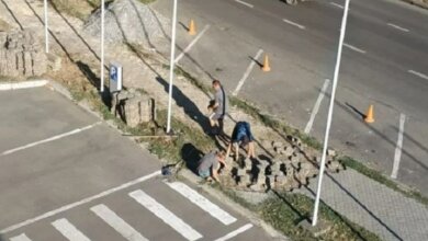 Снимают хорошую фигурную, а кладут прямоугольную: в Николаеве снова меняют плитку (Видео) | Корабелов.ИНФО image 1