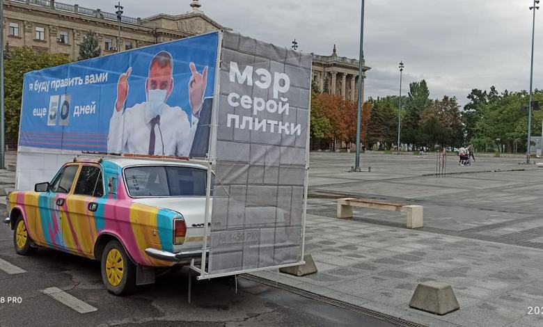 В Николаеве на серой площади появился баннер Сенкевича, который «тычет» средние пальцы | Корабелов.ИНФО