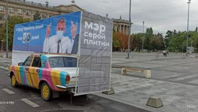 В Николаеве на серой площади появился баннер Сенкевича, который «тычет» средние пальцы | Корабелов.ИНФО