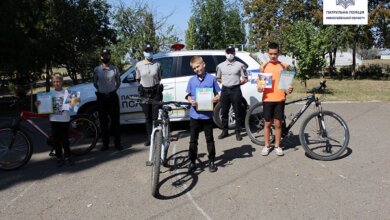 Патрульні зробили подарунки юним велосипедистам Корабельного району | Корабелов.ИНФО image 4