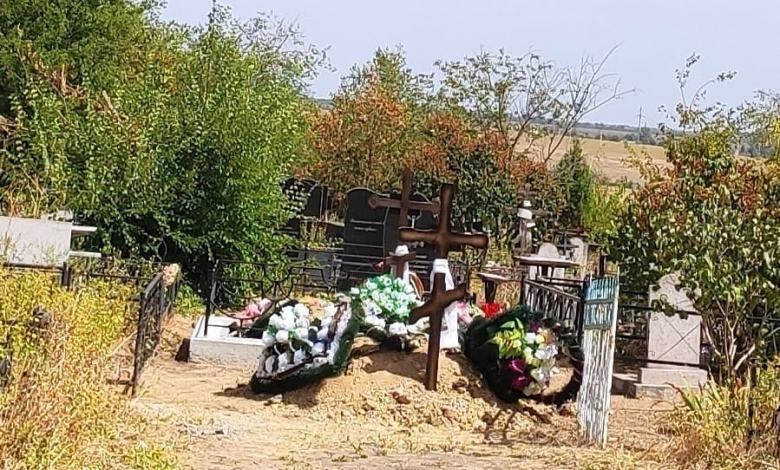 на "Жуковском" кладбище хоронят на дороге