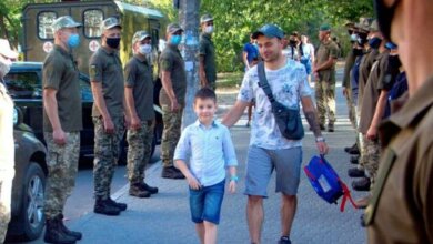 В Николаеве морские пехотинцы торжественно провели в школу сына погибшего на Донбассе военного (видео) | Корабелов.ИНФО