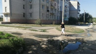 «Вонища страшная, всё течет по улице»: жители Корабельного уже 2 года мучаются от проблем с канализацией | Корабелов.ИНФО image 1