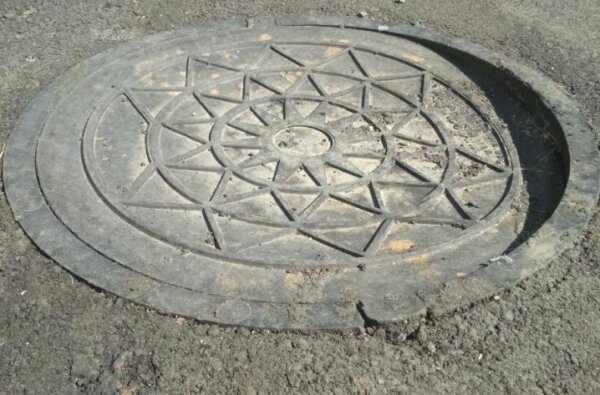 В Корабельном районе разрушается колодезный люк - его поменяли месяц назад | Корабелов.ИНФО image 1