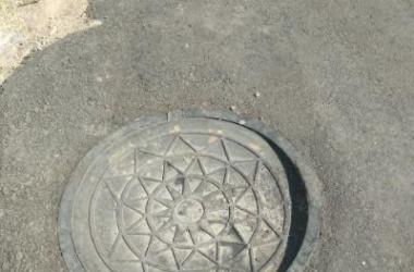 В Корабельном районе разрушается колодезный люк - его поменяли месяц назад | Корабелов.ИНФО image 2