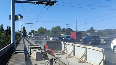 Во время ремонта на Ингульском мосту неизвестный бросил камень в голову рабочего | Корабелов.ИНФО