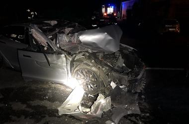 Ночью в Корабельном водитель Tesla влетел в пожарный автомобиль | Корабелов.ИНФО image 1